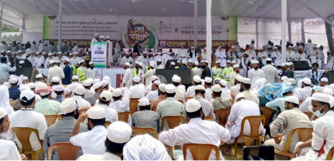 হেফাজতে ইসলামের মহাসমাবেশ চলছে সোহরাওয়ার্দী উদ্যানে