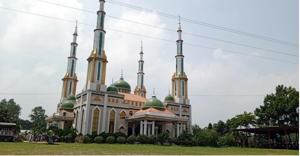 পর্যটকদের নজর কাড়ে বকশীগঞ্জ মসজিদে নূর
