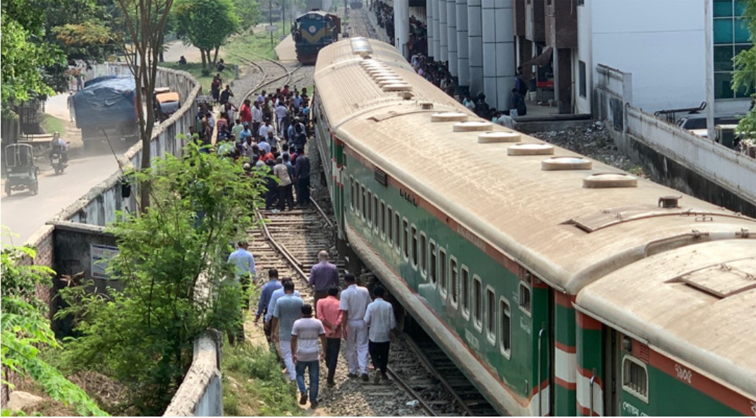 রাজশাহী স্টেশনে ঢুকতেই বনলতা এক্সপ্রেস লাইনচ্যুত