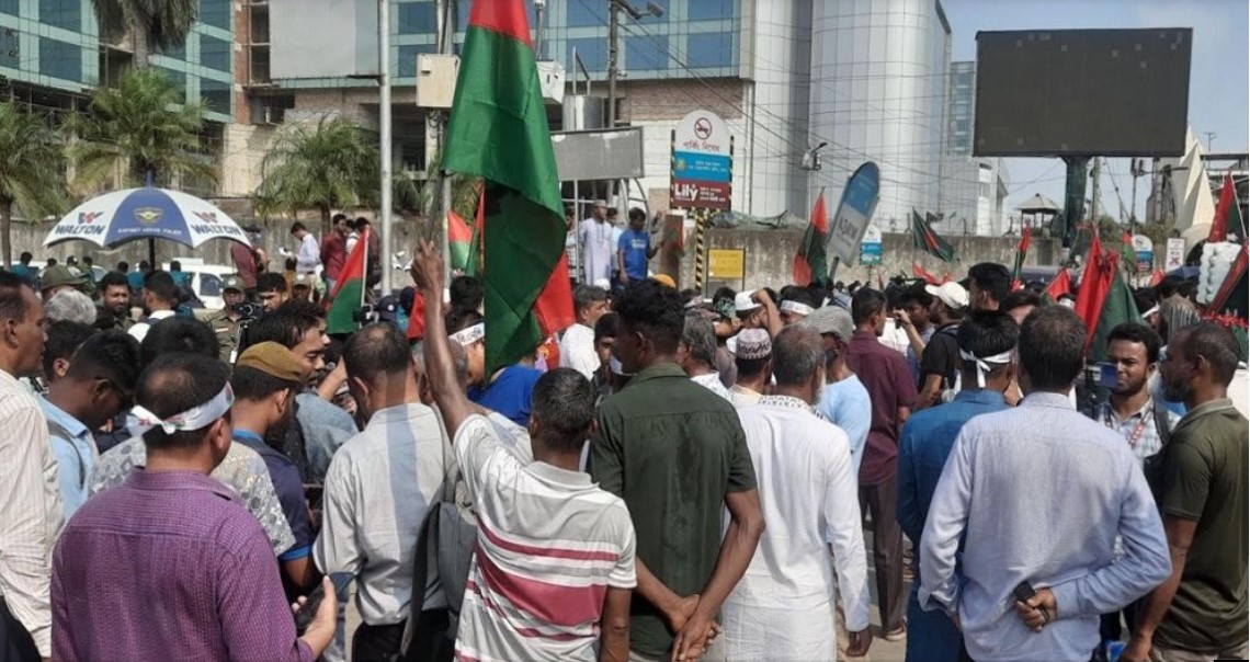 খালেদা জিয়াকে স্বাগত জানাতে নেতাকর্মীদের ঢল বিমানবন্দরে 