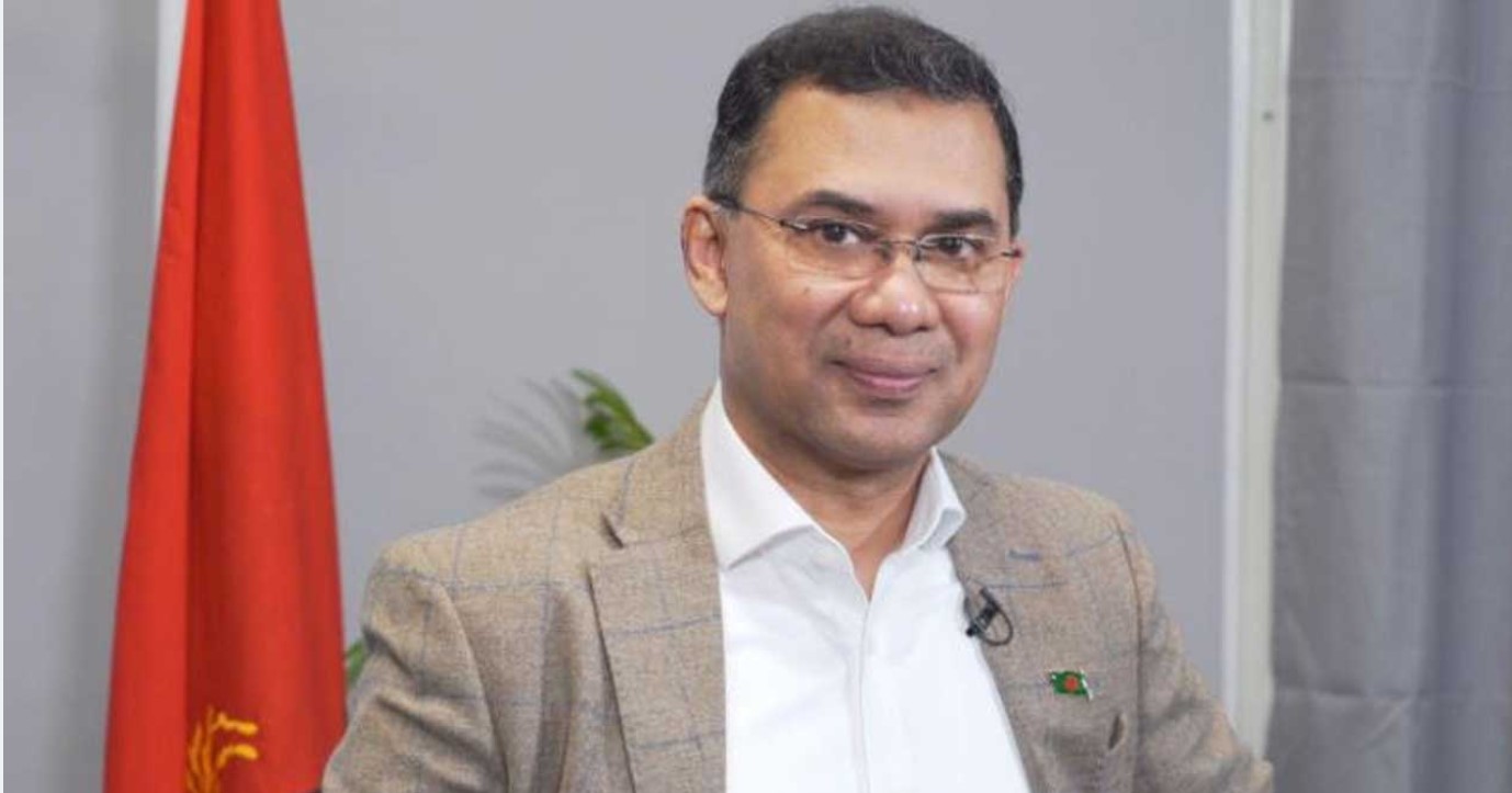 মাকে স্বাগত জানাতে আসা মানুষদের ধন্যবাদ জানান তারেক রহমান