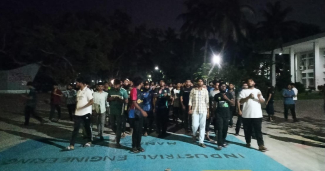 ৩৭ শিক্ষার্থীকে শোকজ, প্রতিবাদে রাতে কুয়েট ক্যাম্পাসে বিক্ষোভ