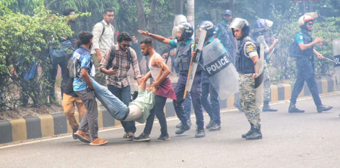 জগন্নাথ বিশ্ব: শিক্ষার্থীদের ওপর টিয়ারশেল-সাউন্ড গ্রেনেড নিক্ষেপ