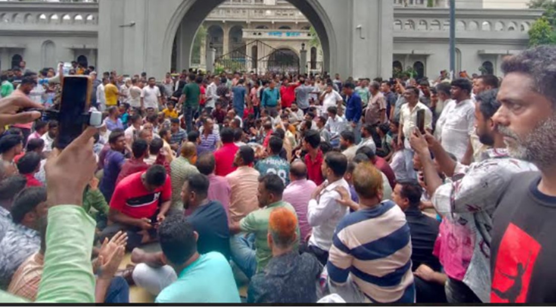 মেয়র হিসেবে ইশরাককে দায়িত্ব বুঝিয়ে দেওয়ার দাবিতে বিক্ষোভ 