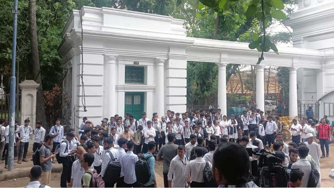  পলিটেকনিক শিক্ষার্থীদের হাইকোর্টের সামনে অবস্থান