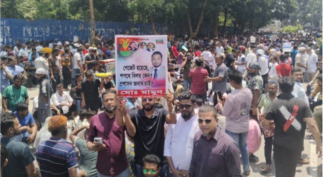 ইশরাকের সমর্থকরা আজও নগর ভবনের সামনে অবস্থান নিয়েছে 
