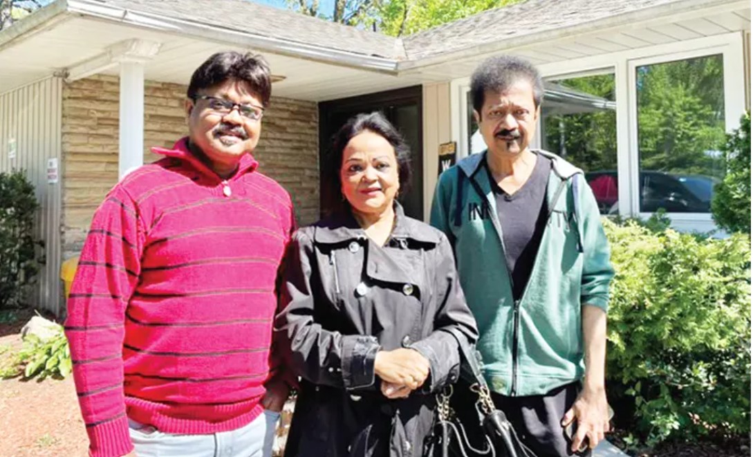 কানাডায় দেখা হলো দুই কিংবদন্তি কণ্ঠশিল্পীর
