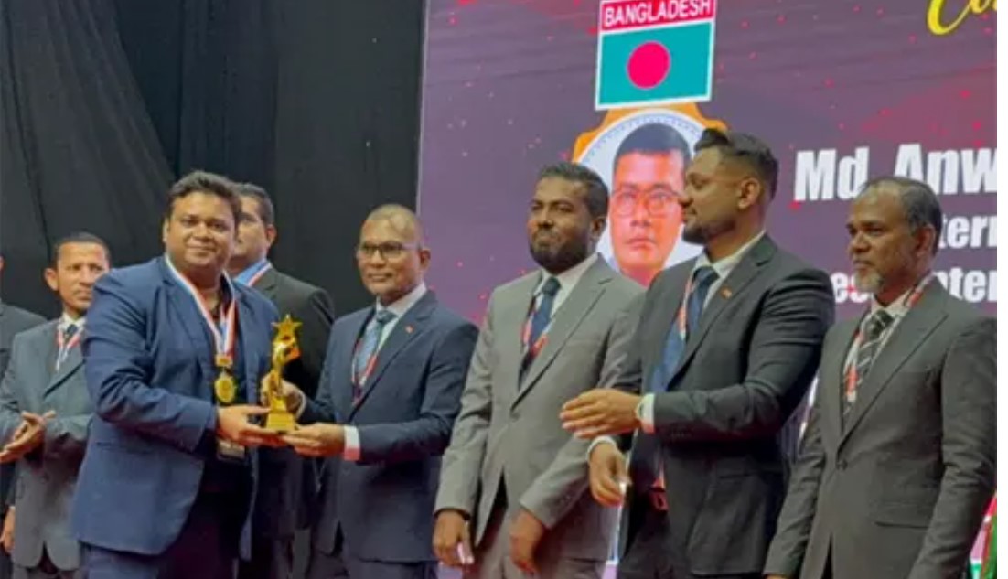 সাংবাদিক ইমন মালদ্বীপে সেরা কনটেন্ট ক্রিয়েটর অ্যাওয়ার্ড পেলেন 
