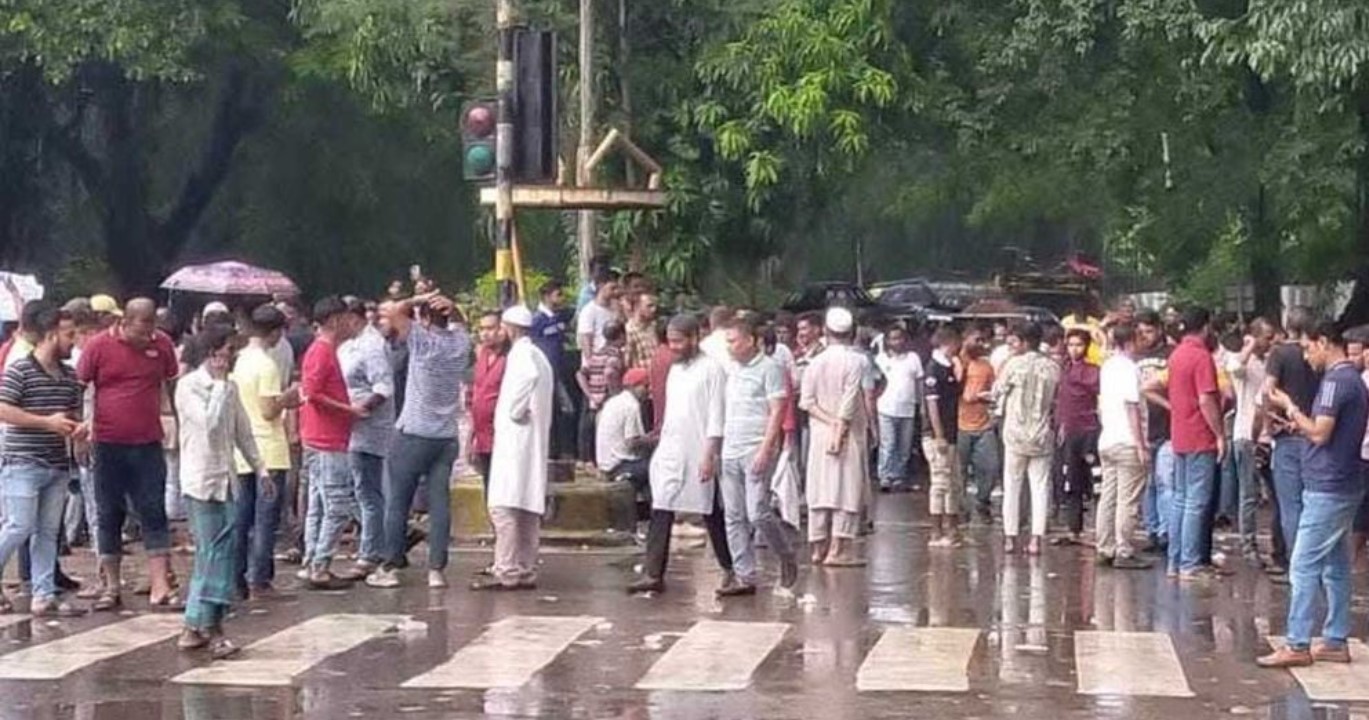 বৃষ্টি উপেক্ষা করেও চলছে ইশরাক সমর্থকদের আন্দোলন