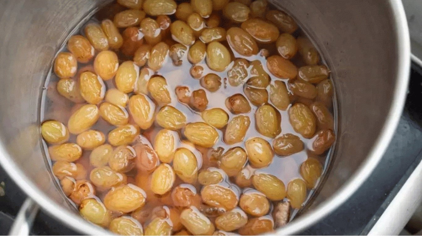 কিশমিশ গরমে পানিতে ভিজিয়ে খান 