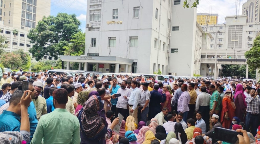 সচিবালয়ে নিরাপত্তাবলয় ভেঙে বিক্ষোভ করছেন কর্মকর্তা-কর্মচারীরা
