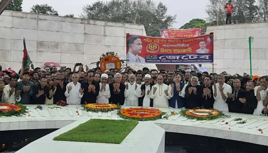শহীদ প্রেসিডেন্ট জিয়াউর রহমানের সমাধিতে বিএনপির শ্রদ্ধা