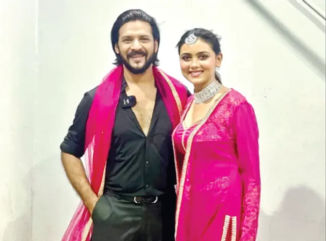 মরুভূমিতে নায়ক নিরবের সঙ্গে নায়িকা ইধিকা পাল