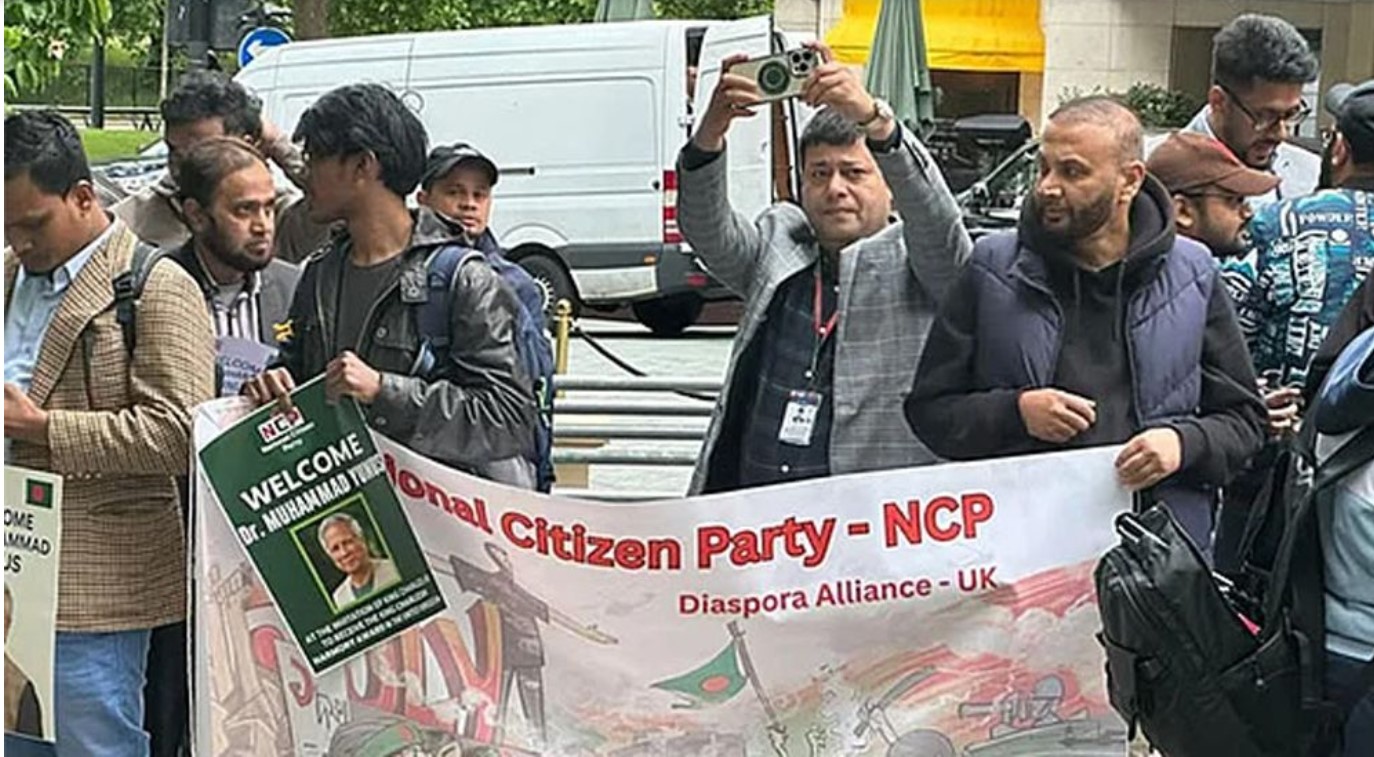 প্রধান উপদেষ্টাকে লন্ডনে স্বাগত জানিয়ে মিছিল প্রবাসীদের